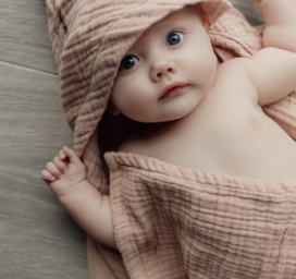 NATRUBA īpaši mīksts vannas dvielis ar kapuci, izgatavots no 4 slāņu organiskās kokvilnas, krāsa ROZĀ