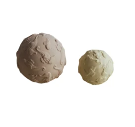 NATRUBA rokām darināti bioloģiski noārdāmi dabīgā kaučuka ķimikāliju nesaturoši dzeltena jūraszirdziņa raksta bumbiņas, 2 gab. iepakojumā, piemērotas no 0+ mēnešiem