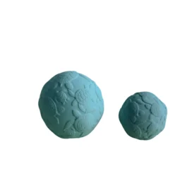 NATRUBA ar rokām izgatavotas bioloģiski noārdāmas dabīgā kaučuka ķīmiskās vielas nesaturošas jūras zilās bumbiņas ar bruņurupuča motīvu, 2 gabali iepakojumā, piemērotas no 0+ mēnešiem