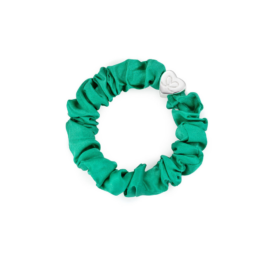 BYELOISE zaļa zīda matu gumija ar sudraba sirds piekariņu DŽUNGĻU ZAĻĀ krāsā