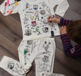 Selfie Clothing krāso pats pidžamas ar futbola motīvu, piemērotas bērniem vecumā no 6 līdz 8 gadiem